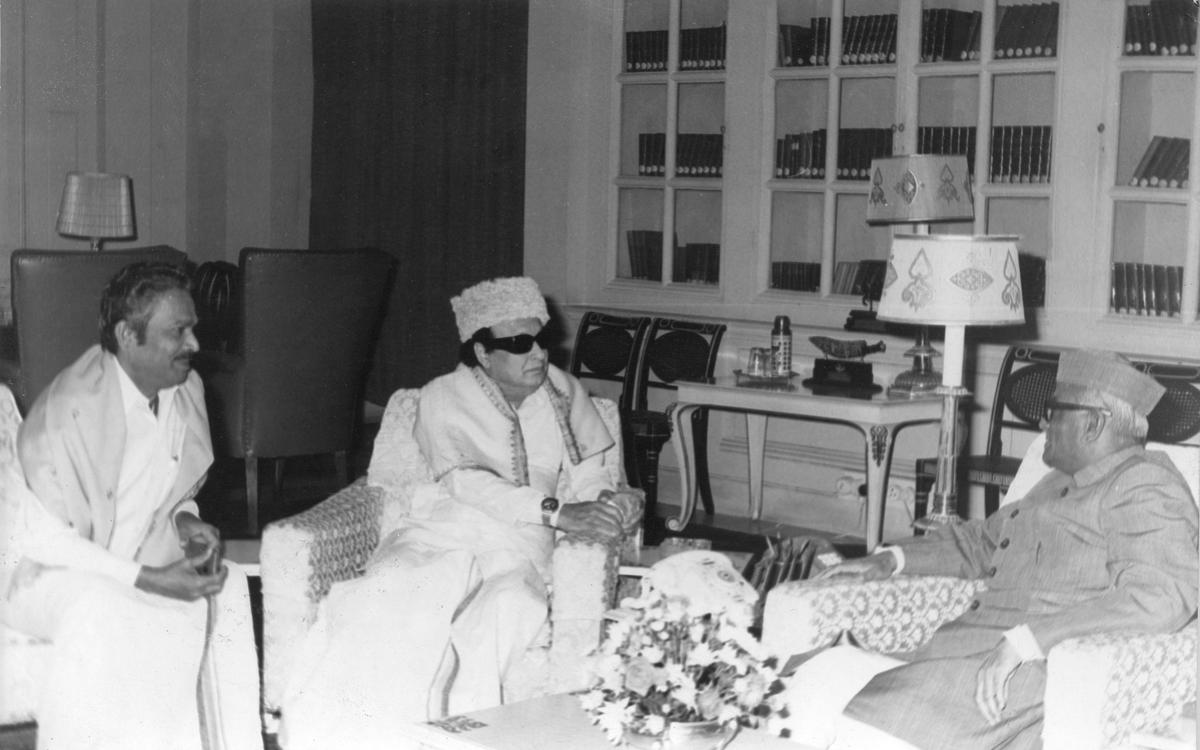 Il primo ministro del Tamil Nadu MG Ramachandran con il presidente N. Sanjiva Reddy e M. Muthuswamy, ministro dei trasporti del Tamil Nadu, a Nuova Delhi (circa 1980).