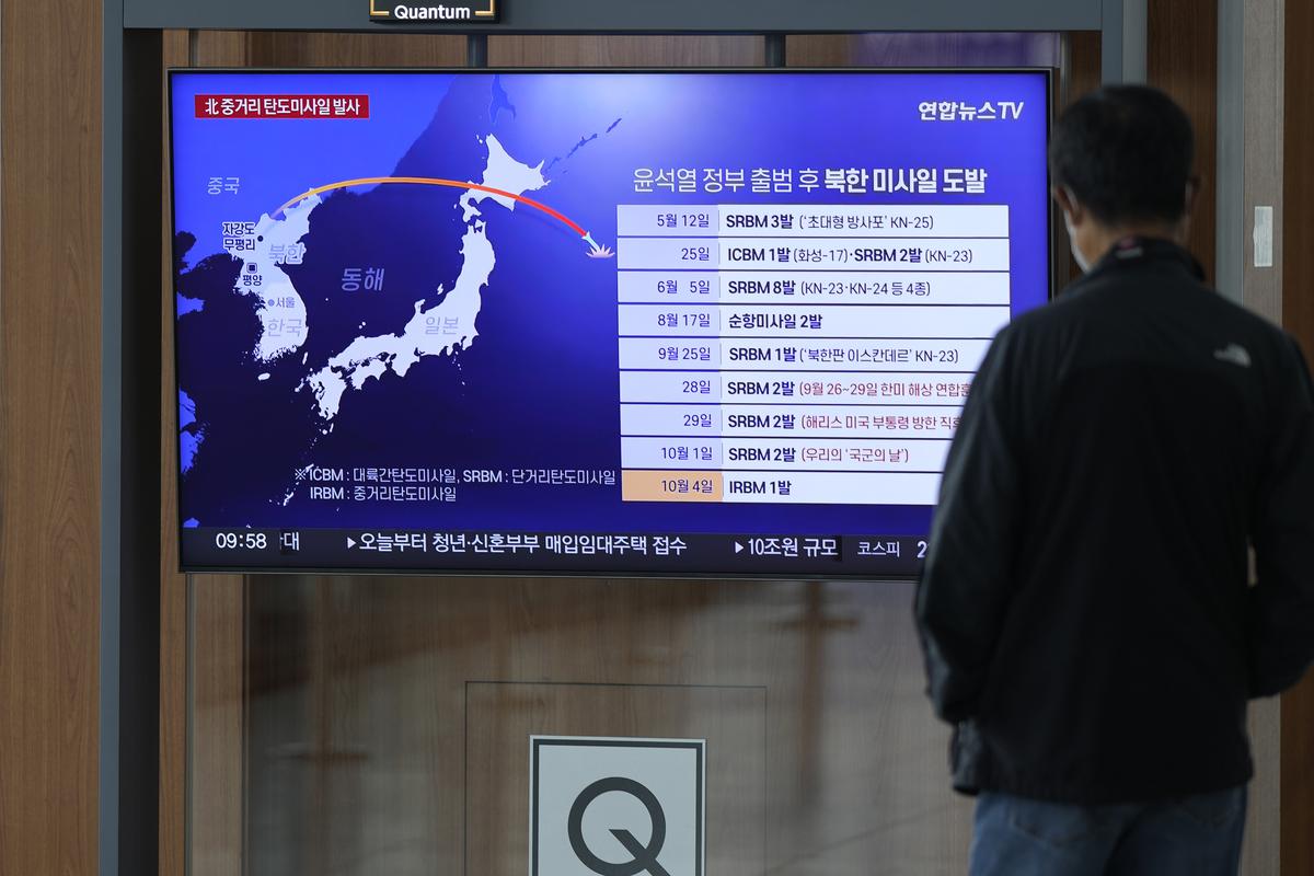 4 अक्टूबर, 2022 को दक्षिण कोरिया के सियोल में सियोल रेलवे स्टेशन पर उत्तर कोरिया के मिसाइल प्रक्षेपण के बारे में रिपोर्ट करने वाला एक समाचार कार्यक्रम दिखाने वाली एक टीवी स्क्रीन दिखाई देती है। 