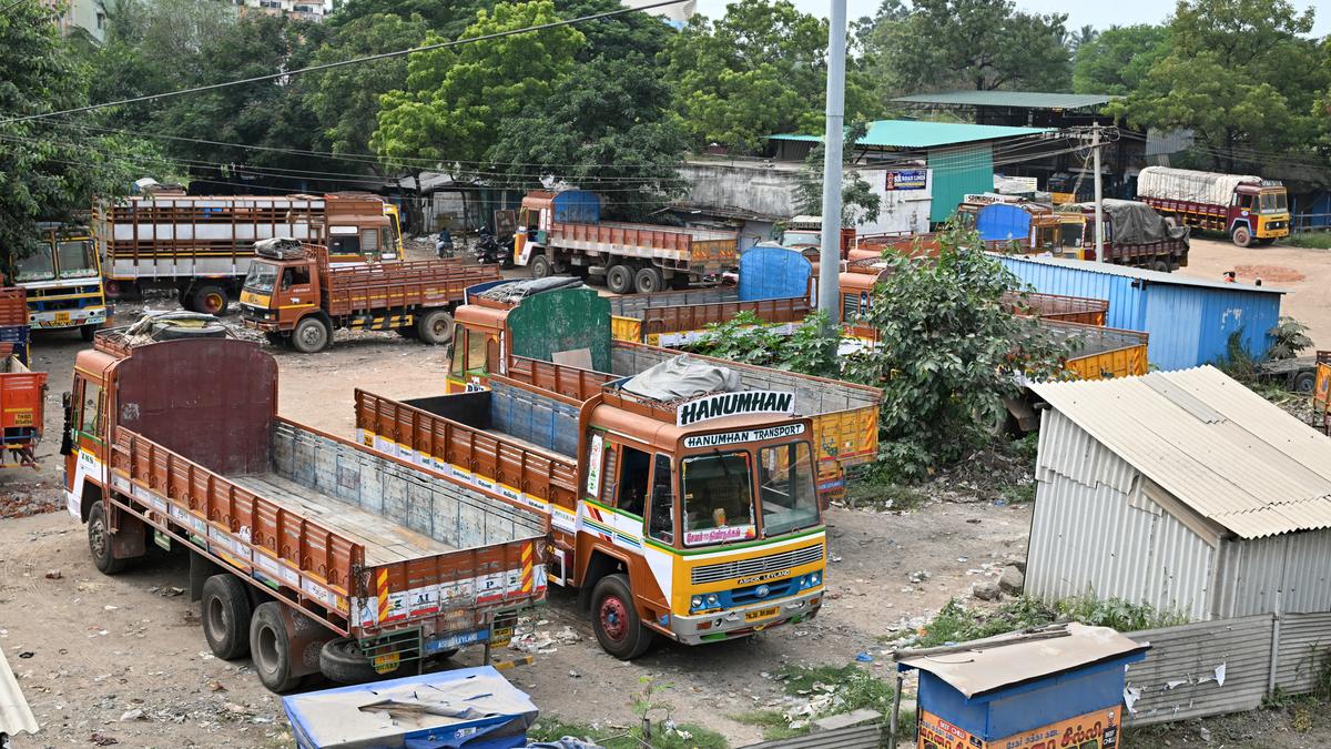 Lorry owners’ federation considers indefinite strike against online fines
