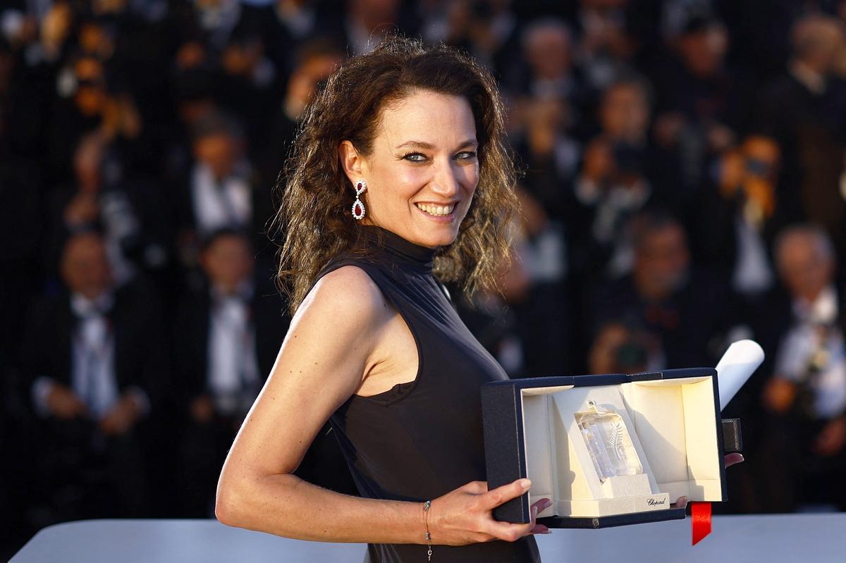 Director Coralie Fargeat, Best Screenplay award winner for the film ‘The Substance’, poses during a photocall after the closing ceremony of the 77th Cannes Film Festival