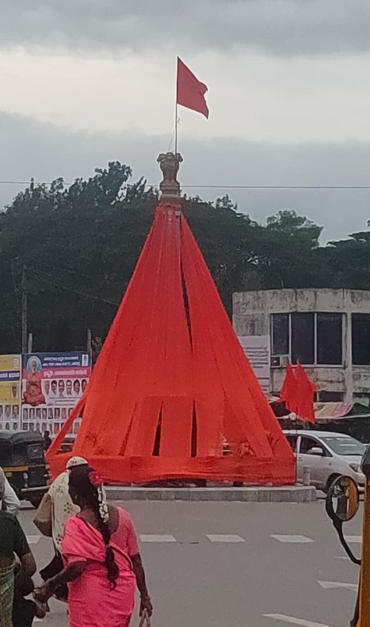 Hindutva outfit hoists saffron flag on national emblem, Shivamogga DC
