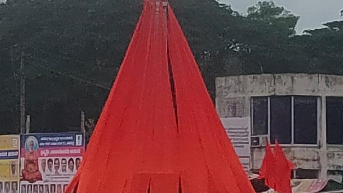 Hindutva outfit hoists saffron flag on national emblem, Shivamogga DC