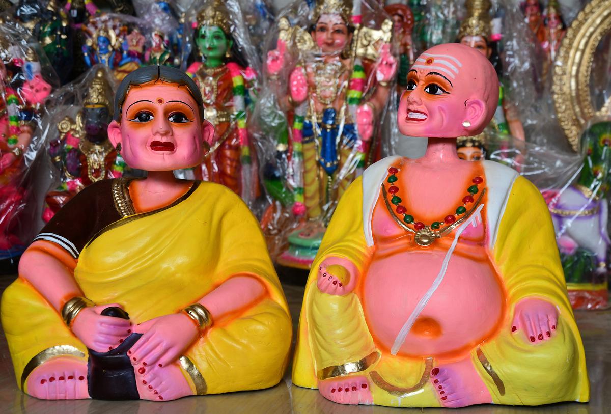 The popular ‘thalayatti‘ couple dolls of Thanjavur, made at their workshop 