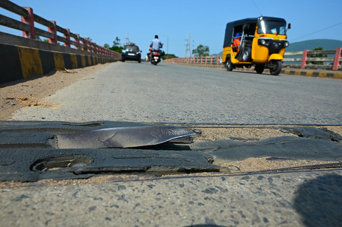 Metal sheets jutting out of a gap between two concrete slabs on the VSEZ bridge.