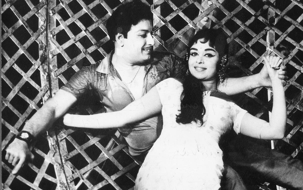 Actors Saroja Devi and M.G. Ramachandran in the Tamil movie âParakkum Paavaiâ Actors Saroja Devi and M.G. Ramachandran in the Tamil movie âParakkum Paavaiâ