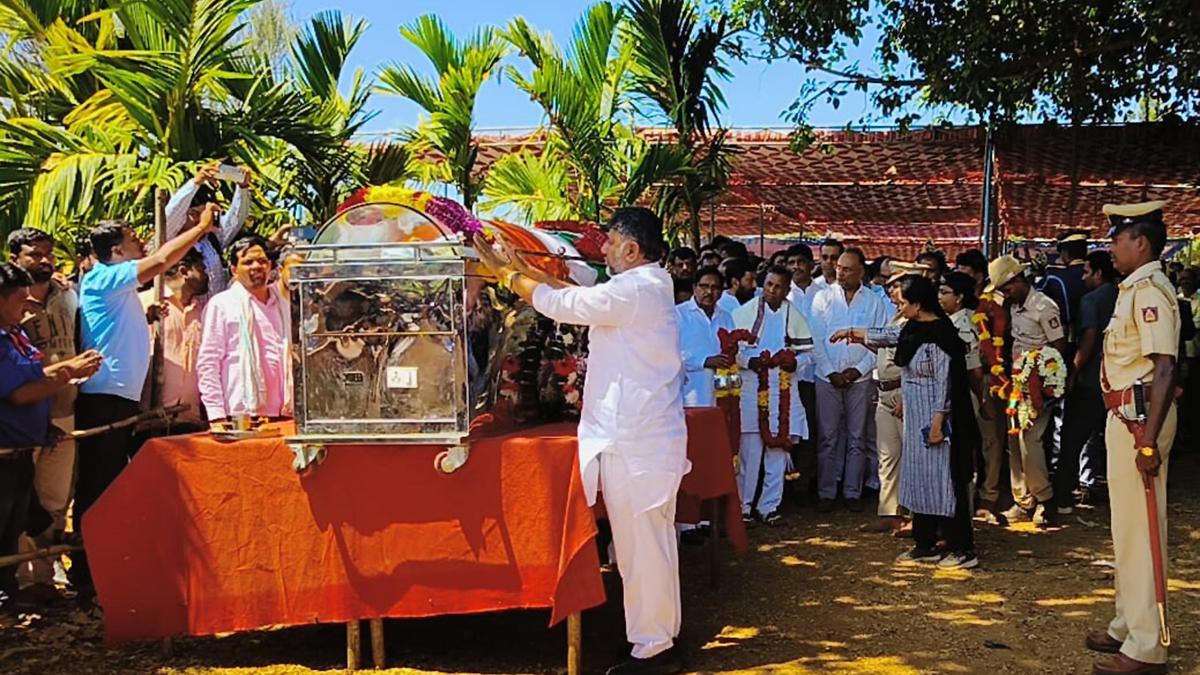 Dhruvanarayan laid to rest with state honours in Chamarajanagar