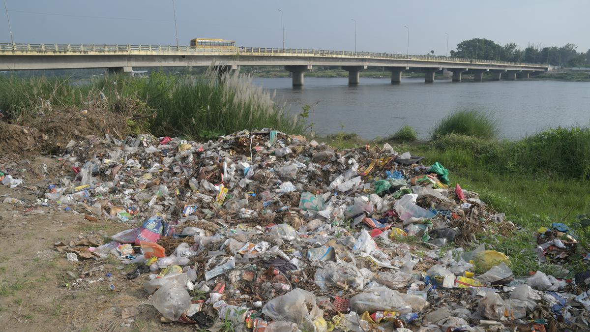 Lakkapuram panchayat dumps garbage on Cauvery river bed in Erode 