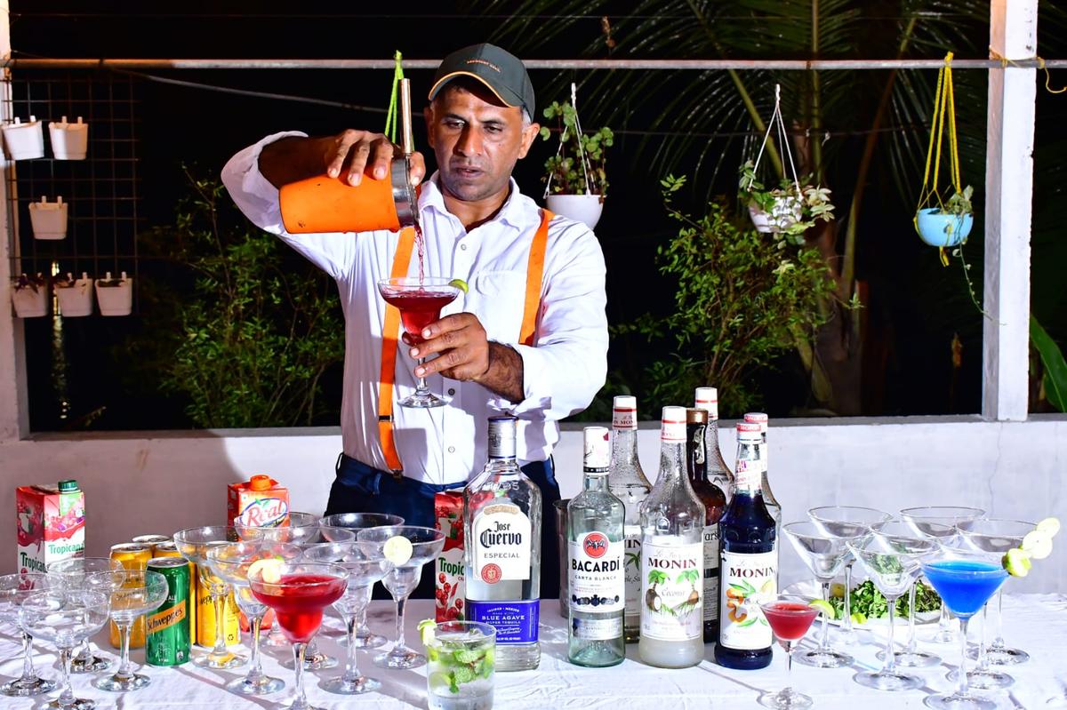 कोच्चि स्थित मिक्सोलॉजिस्ट अजित माइकल 