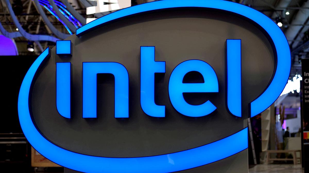Intel splits graphic chips unit into two