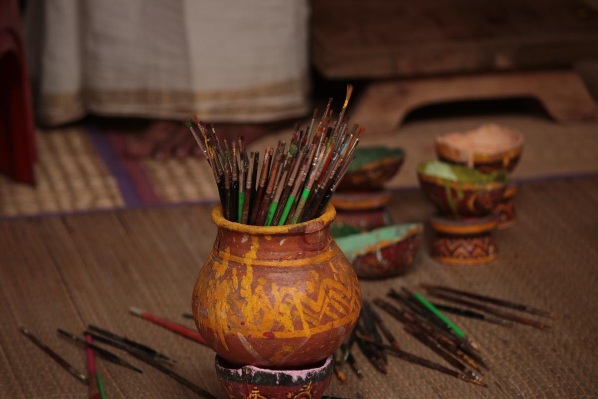 Coloured powders used for Kalamezhuthu is used to paint the Onavillu. 