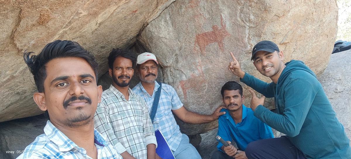 सिद्दीपेट जिले के मुलुगु मंडल में दासरलापल्ली गांव के जंगल के बाहरी इलाके में एक प्रागैतिहासिक रॉक कला स्थल पर आर. रत्नाकर रेड्डी (बीच में) और अन्य।