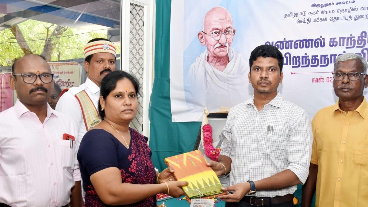 Special discount sale of khadi goods  begins in Virudhunagar