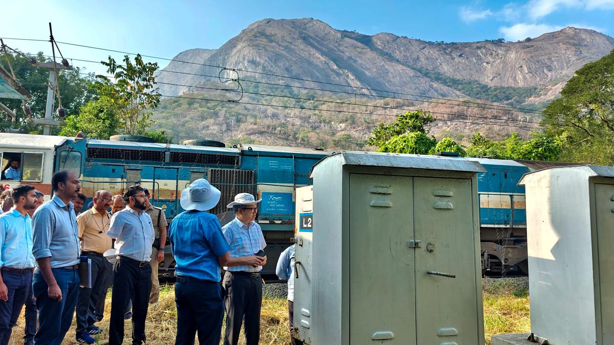 Palakkad DRM inspects EIDS along the Madukkarai - Kottekad section