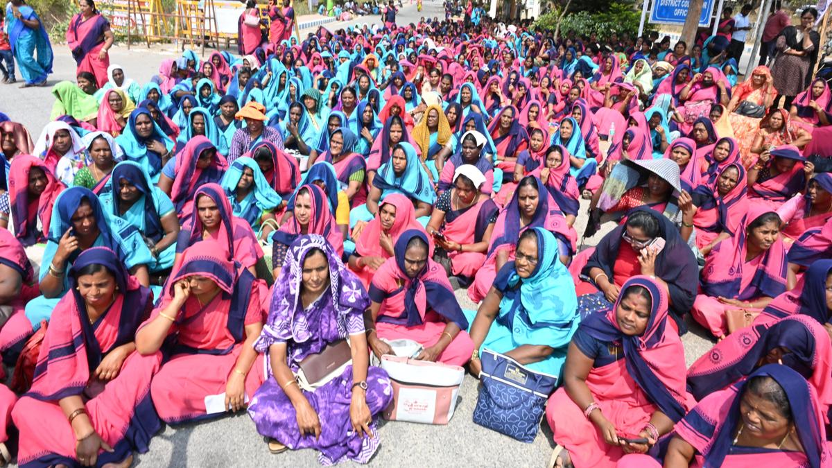Anganwadi workers stage sit-in protest in Krishnagiri