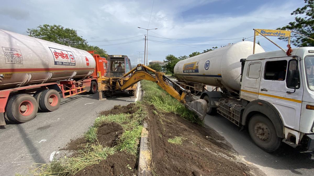 A worker cleaning the median on the Mangaluru-Udupi National Highway at Panambur as part of Prime Minister Narendra Modi’s visit to Mangaluru on September 2, 2022. A worker cleaning the median on the Mangaluru-Udupi National Highway at Panambur as part of Prime Minister Narendra Modi’s visit to Mangaluru on September 2, 2022.