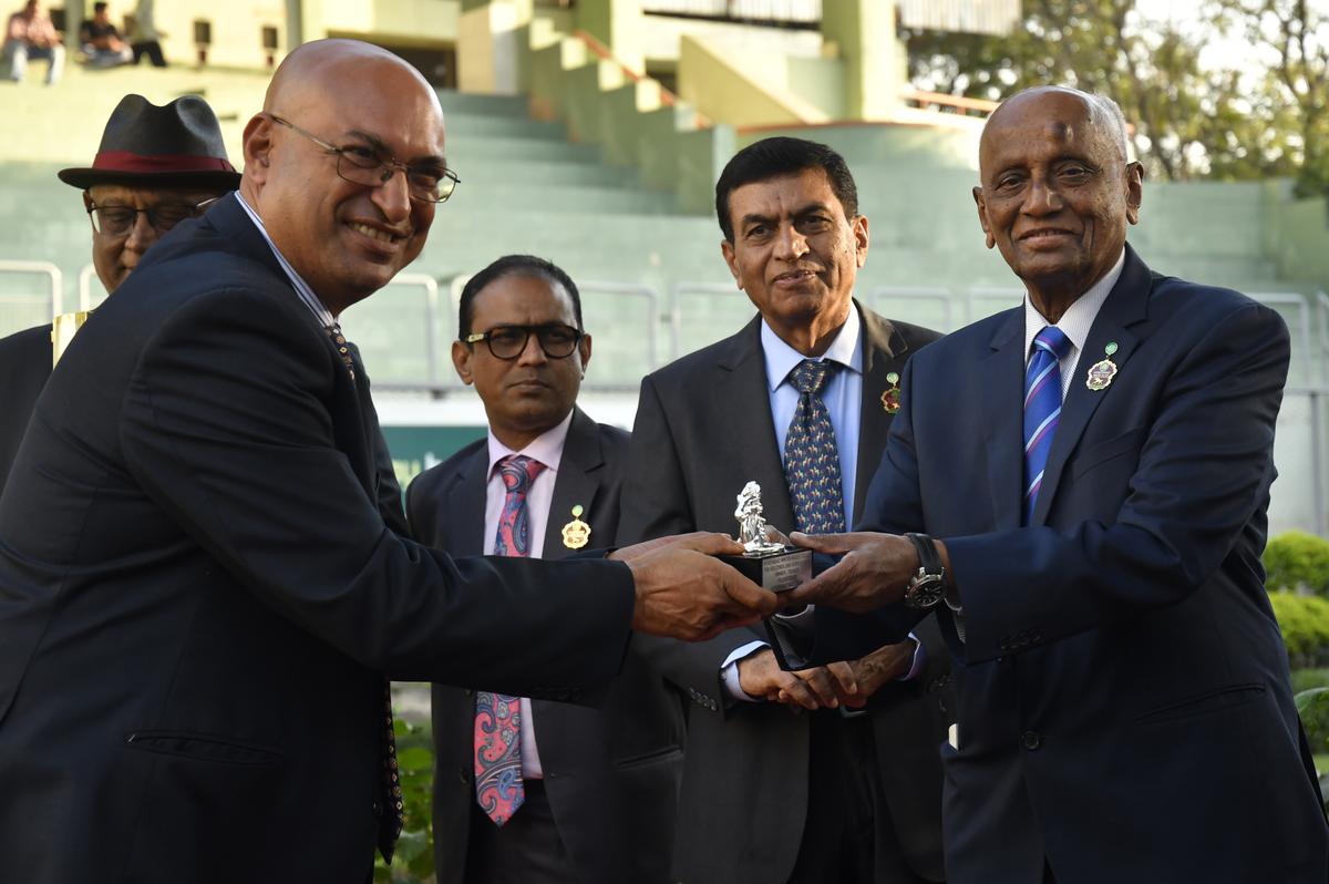 Salento’s trainer Arjun Mangalorkar, left, receiving the winner’s trophy from HRC chairman R. Surender Reddy in the presence of owner Rajendran (partly seen) and HRC officials in Hyderabad on Sunday, December 18, 2022. 