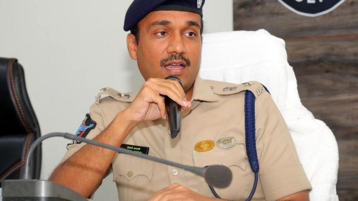 Five held for fabricating false case against police officer in Guntur