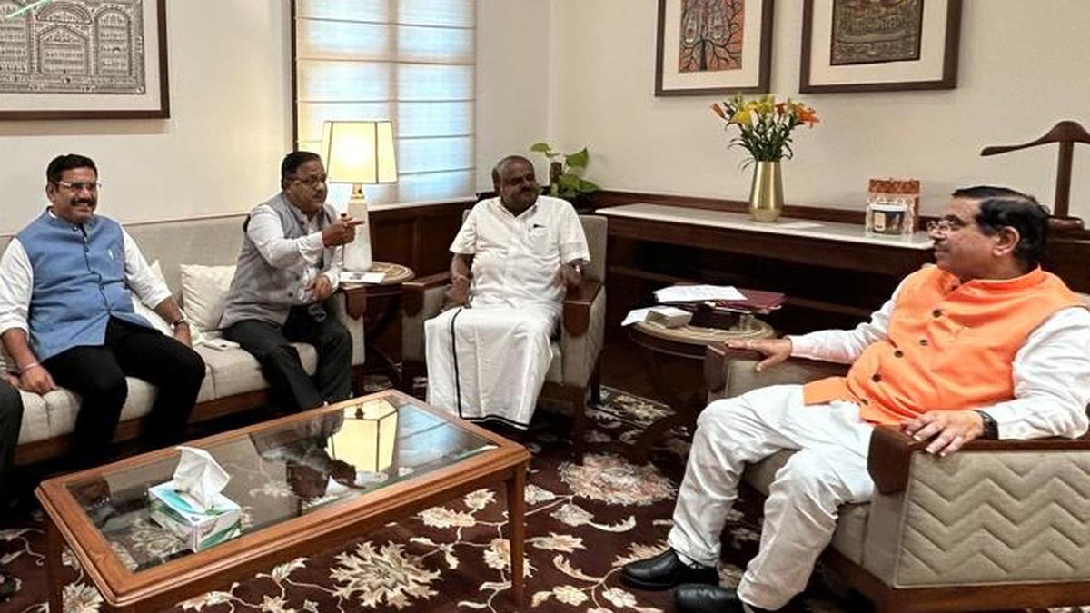 HDK does a U-turn, agrees to participate in padayatra