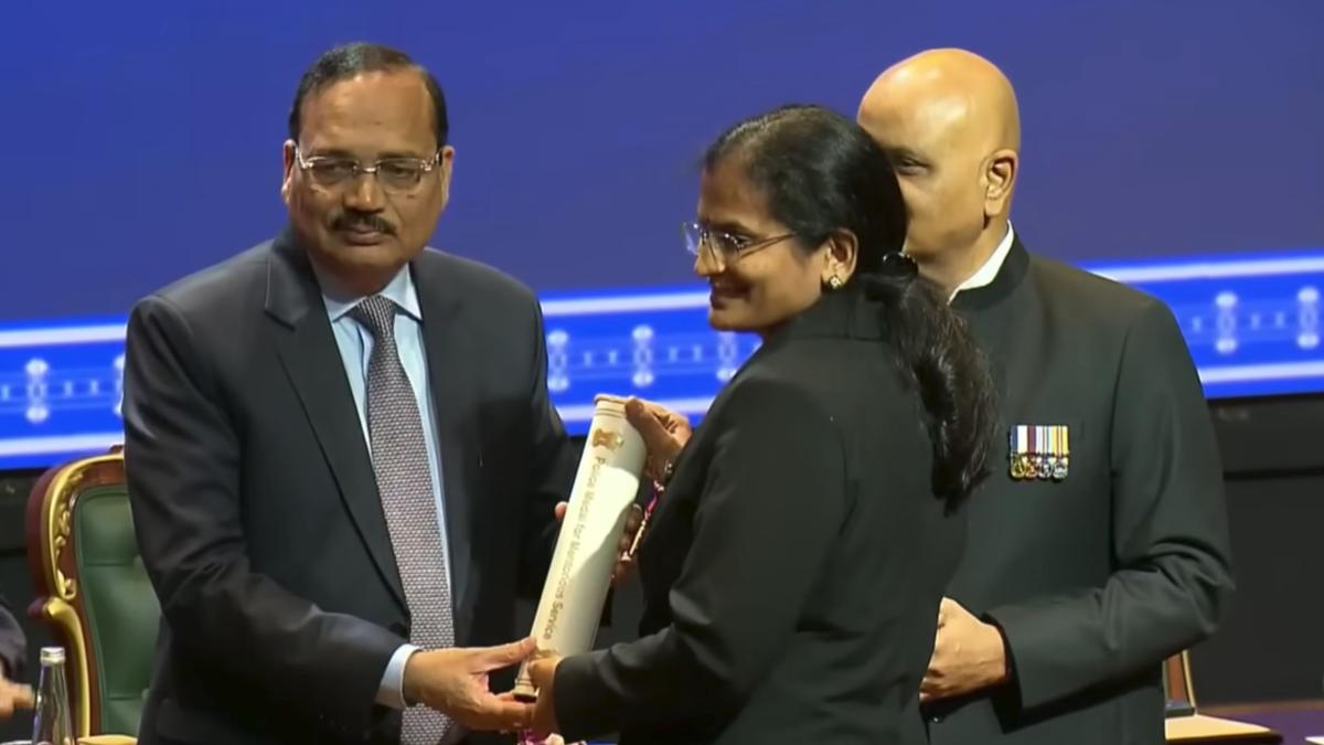 Andhra Pradesh IGP Jayalakshmi receives Police Medal for Meritorious Service at CBI event
