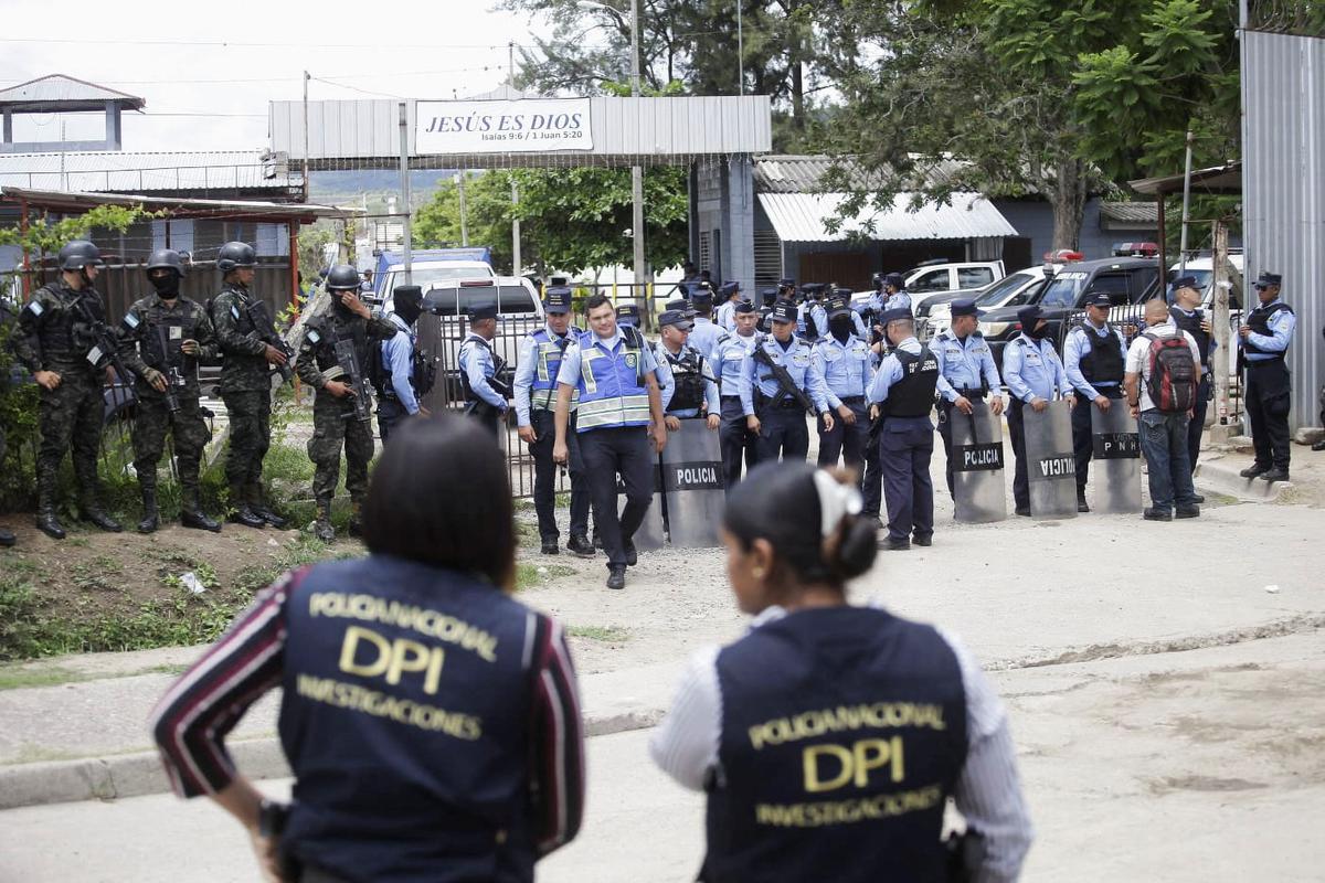 41 women are burned, shot or hacked to death with machetes in riot at Honduras�female�prison after violent clashes between rival gangs