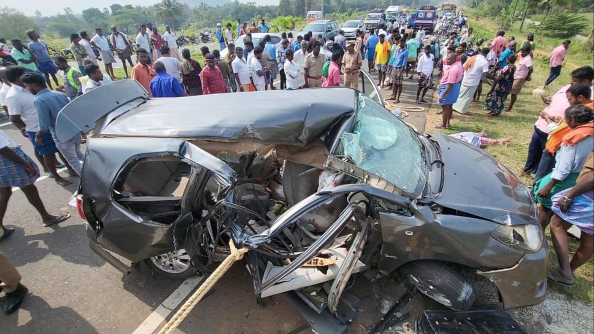Two from Kozhikode killed in accident on Madurai-Natham four-way lane; 10 others, including kids, injured