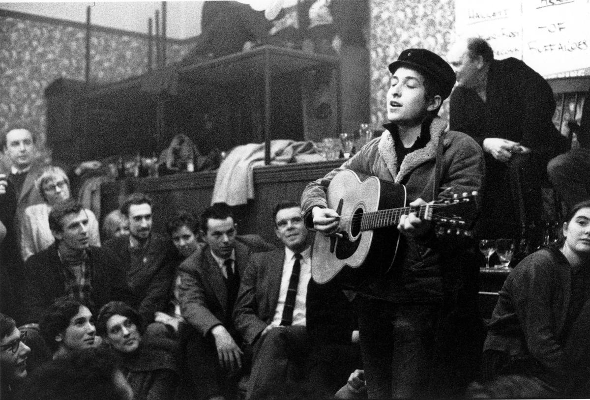 Bob Dylan se produisant à la fête de Noël du Singers Club lors de sa première visite en Grande-Bretagne, le 22 décembre 1962.