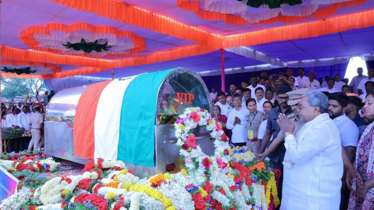 Karnataka Chief Minister Siddaramaiah attends Meti’s funeral