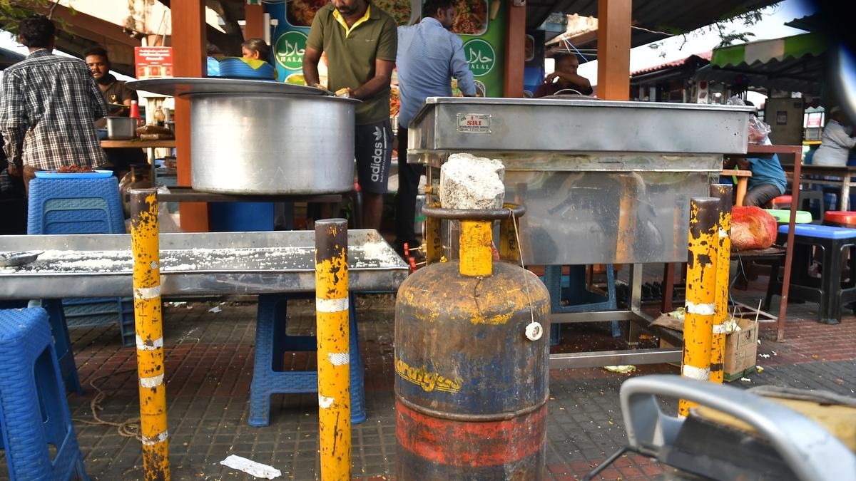 Shop on Salem&rsquo;s new bus stand premises flout norms, use LPG stove to cook food
