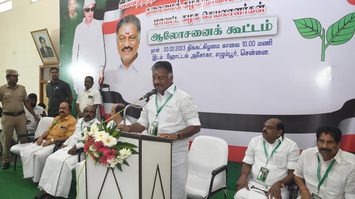 Panneerselvam camp resolves to ‘retrieve’ AIADMK from Palaniswami and his followers