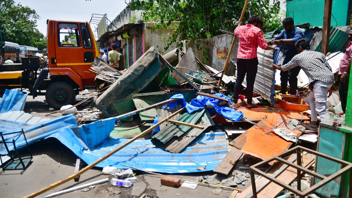 Coimbatore Corporation clears encroachments, Aavin outlets in Gandhipuram town bus stand