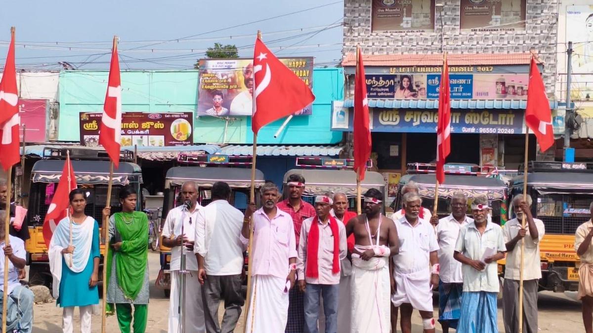 CPI (M) stages protest to highlight poor quality of highway in Seithur