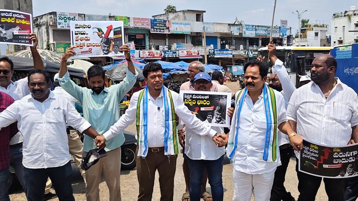 YSRCP holds protest against fuel price hike in Srikakulam, demands Centre to reduce charges