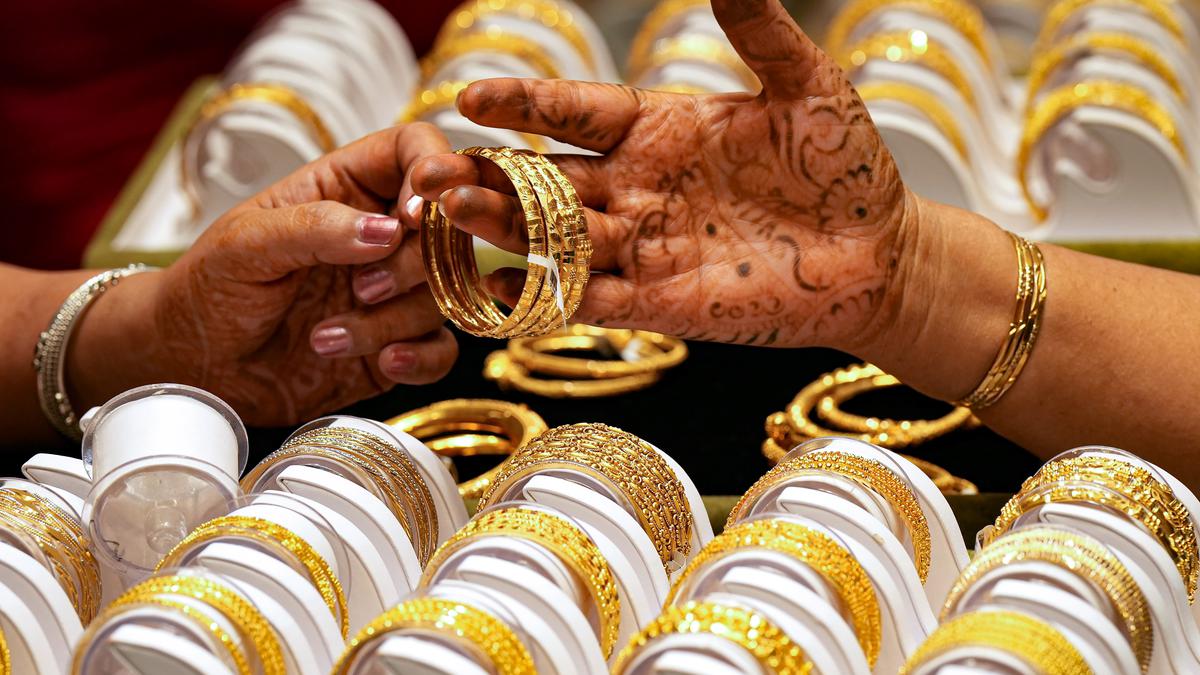 Gold jumps ₹1,090; Silver zooms ₹1,947 amid strong global cues