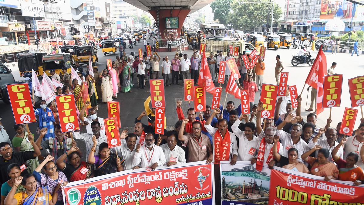 Protests, educational institutions’ bandh mark 1,000th day of relay hunger strikes for protection of Visakhapatnam Steel Plant