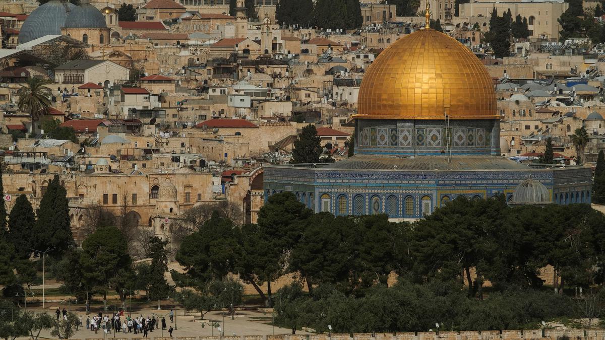 After tense night, thousands pray at Jerusalem's Western Wall