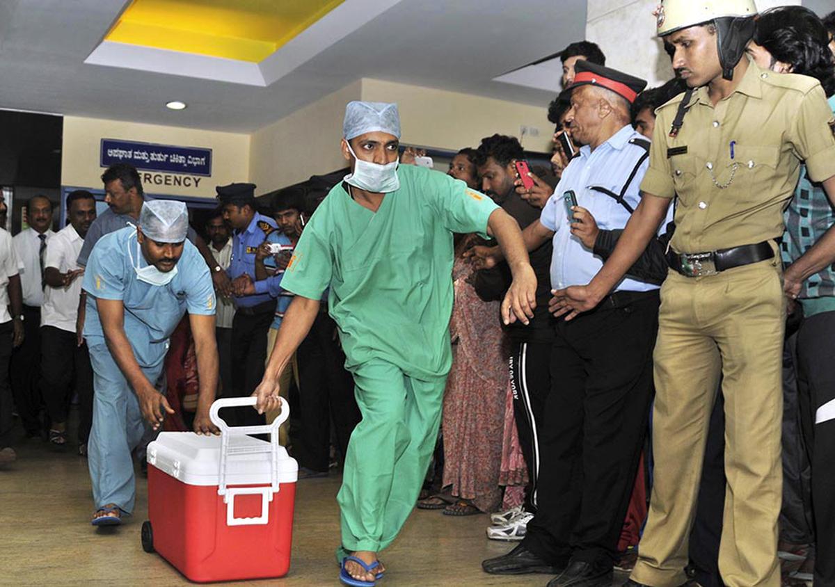 A live heart, meant for transplantation, transported from M.S. Ramaiah Hospital in north Bengaluru to B.G.S. Global Hospital in the south of the city, in Bengaluru. File Photo
