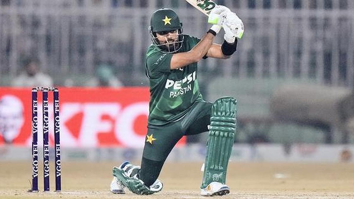 Spinners mengangkat Pakistan meraih kemenangan 6 gawang atas Sri Lanka untuk merebut gelar tri-series T20