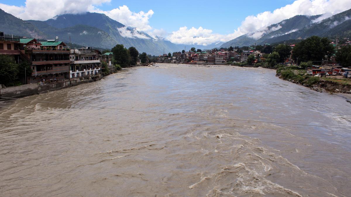 Heavy rains in Himachal Pradesh, landslides and flash floods block 288 roads