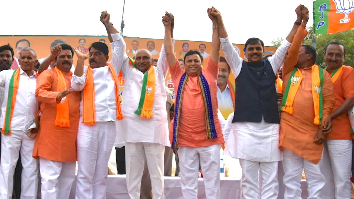 Andhra Pradesh and Telangana need to settle the allocation of surplus Krishna waters, says Kiran Kumar Reddy