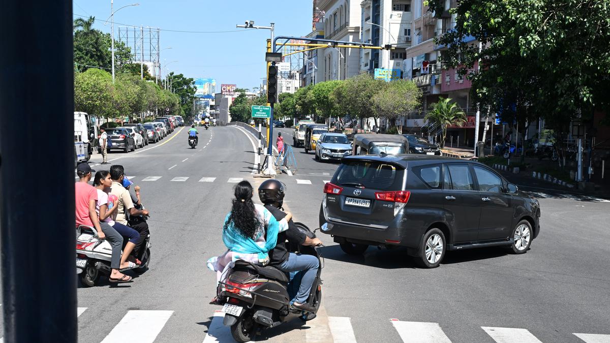 Traffic signal at Tycoon Hotel junction restored in Visakhapatnam