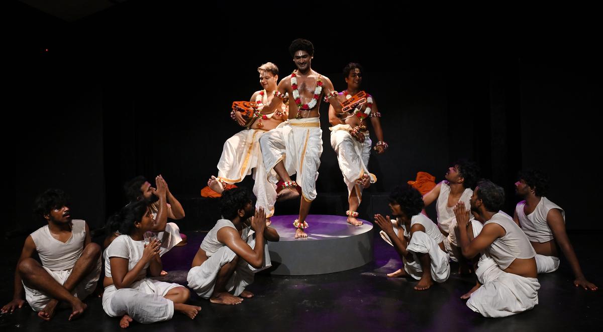 A peça Tamil de Koothu-p_Pattarai, Pataliputhram, examina a alienação, o absurdo da existência diária e a luta pela identidade individual.