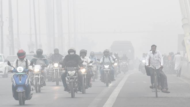 Delhi-sees-dense-fog-lowest-minimum-temperature-of-season-Chandigarh-records-worst-air-quality-at-427