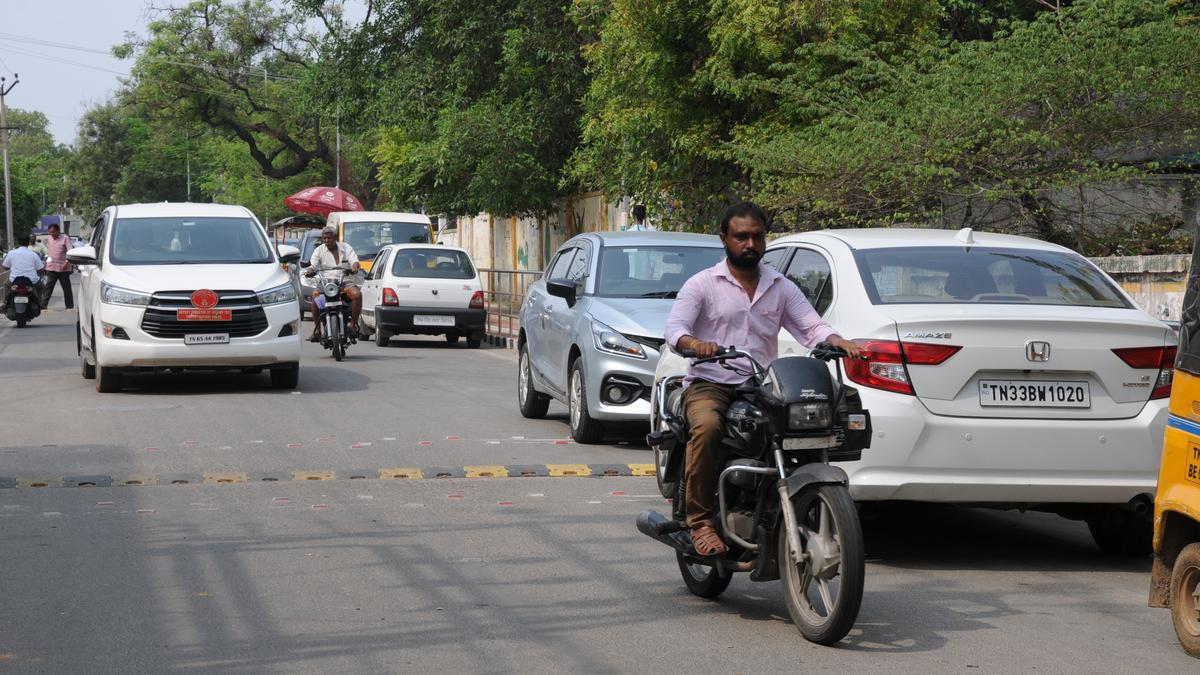 Absence of authorised parking lots cause inconvenience to motorists in Erode