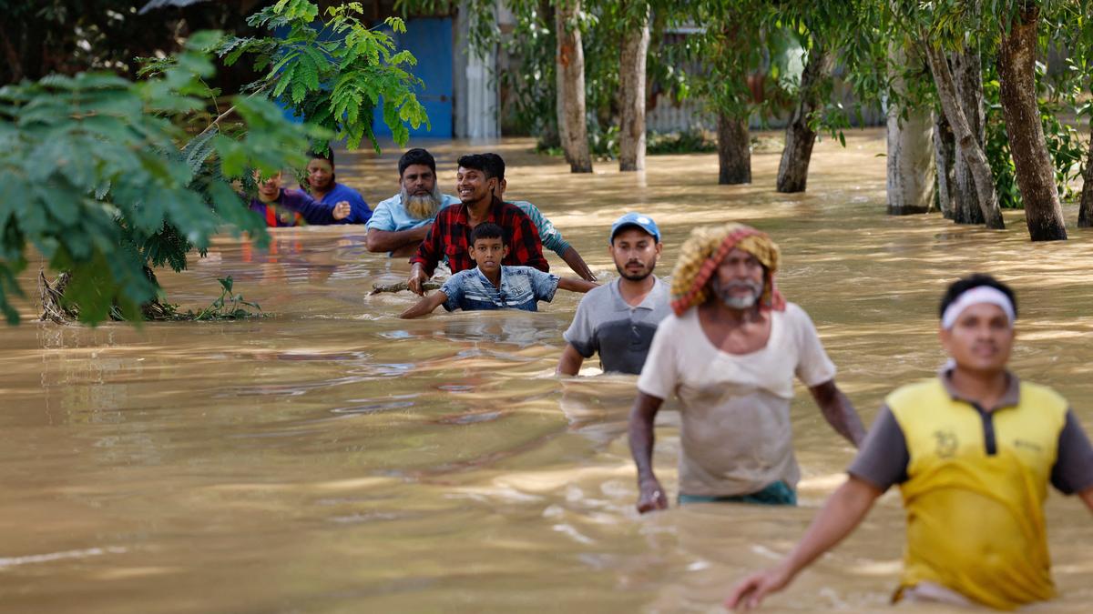 बाढ़ के बाद लगभग 3,00,000 बांग्लादेशी आपातकालीन आश्रयों में हैं