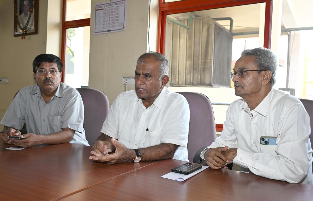 पूर्व एमएलसी और उद्योगपति एस. रुद्रे गौड़ा (बीच में) साथी उद्योगपतियों डीजी बेनकप्पा और एच. महेंद्रप्पा के साथ।