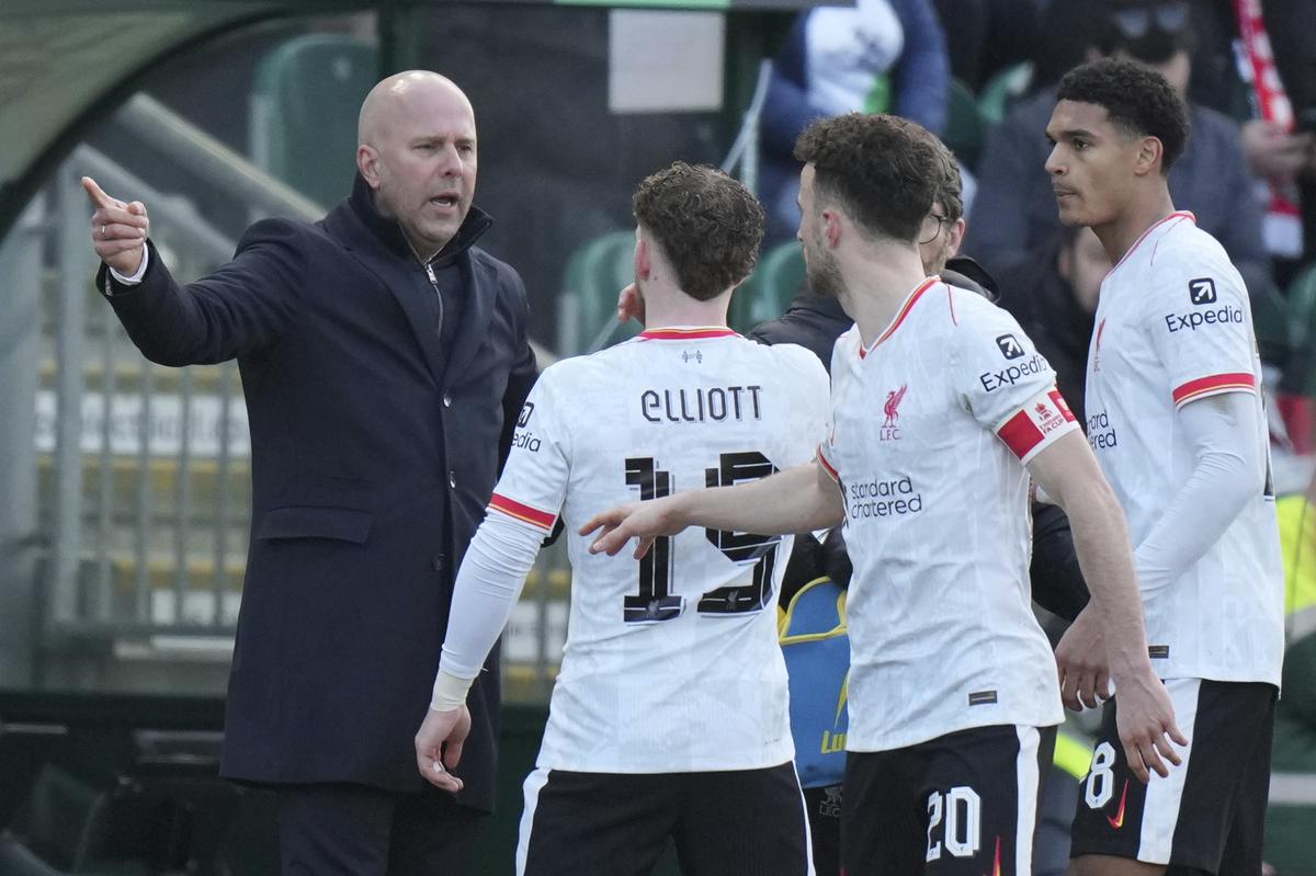 Liverpool manager Arn Slot Israha during the match against Plymouth he is talking to his players with Harvey Eliot, Liverpool Diaogo Jota with his players