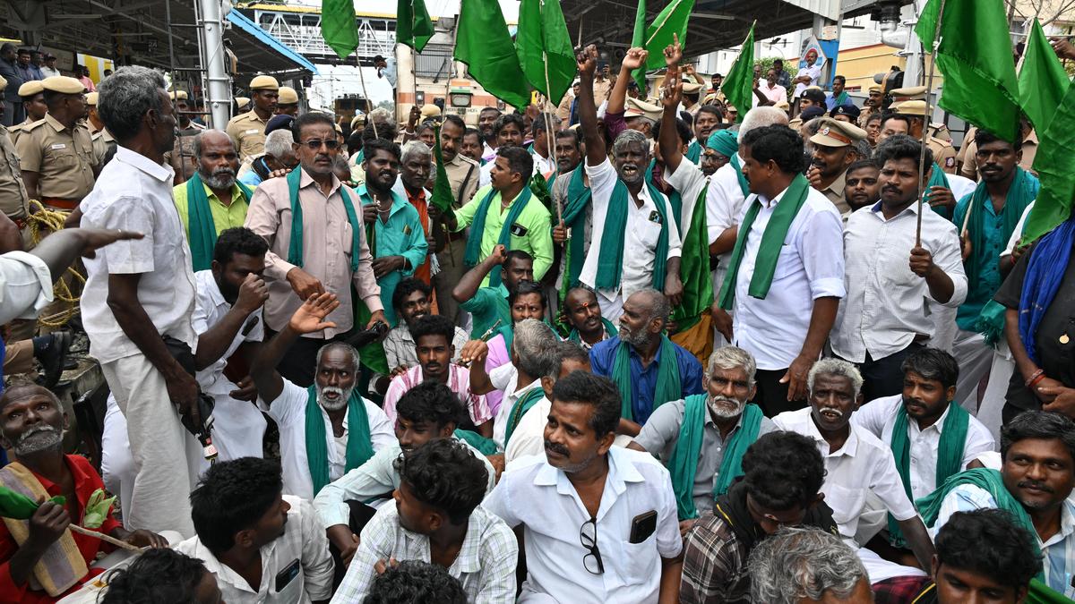 Farmers block railway line in Thanjavur, against Karnataka preparing Mekedatu DPR