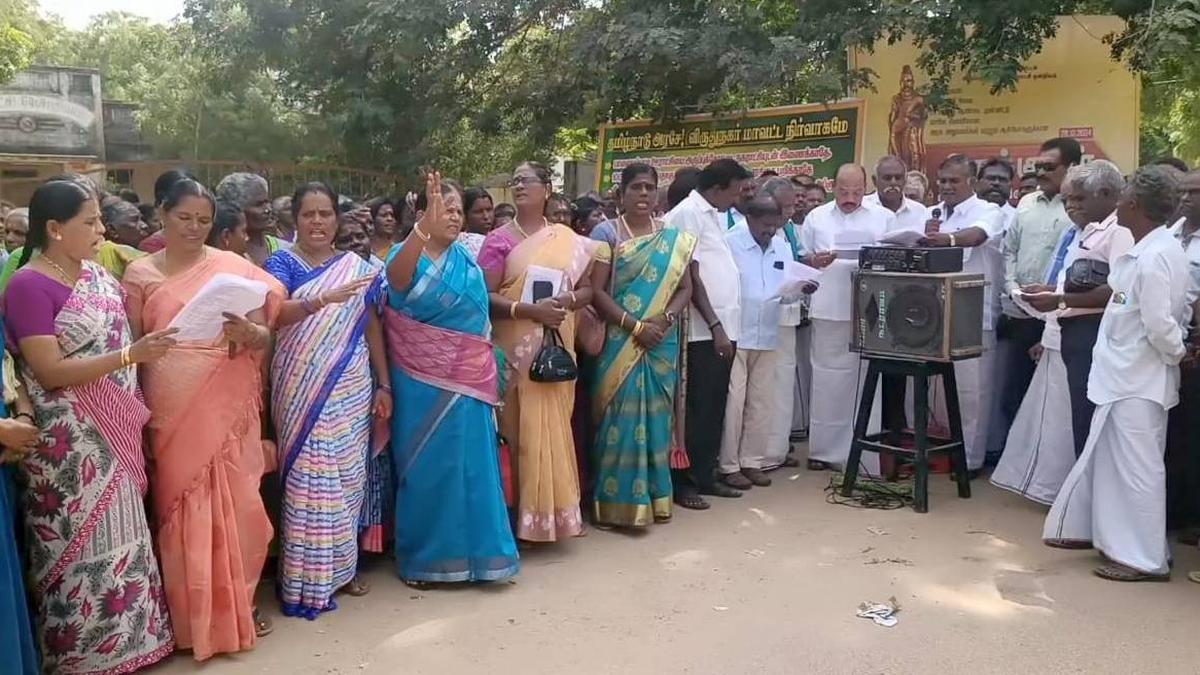 Merger of local bodies: Scores of villagers from Palayampatti panchayat stage protest