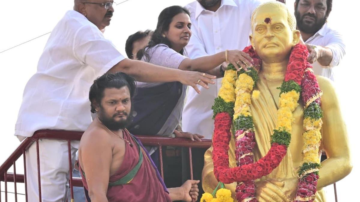 Tributes paid to Amarajeevi Potti Sriramulu on his death anniversary
