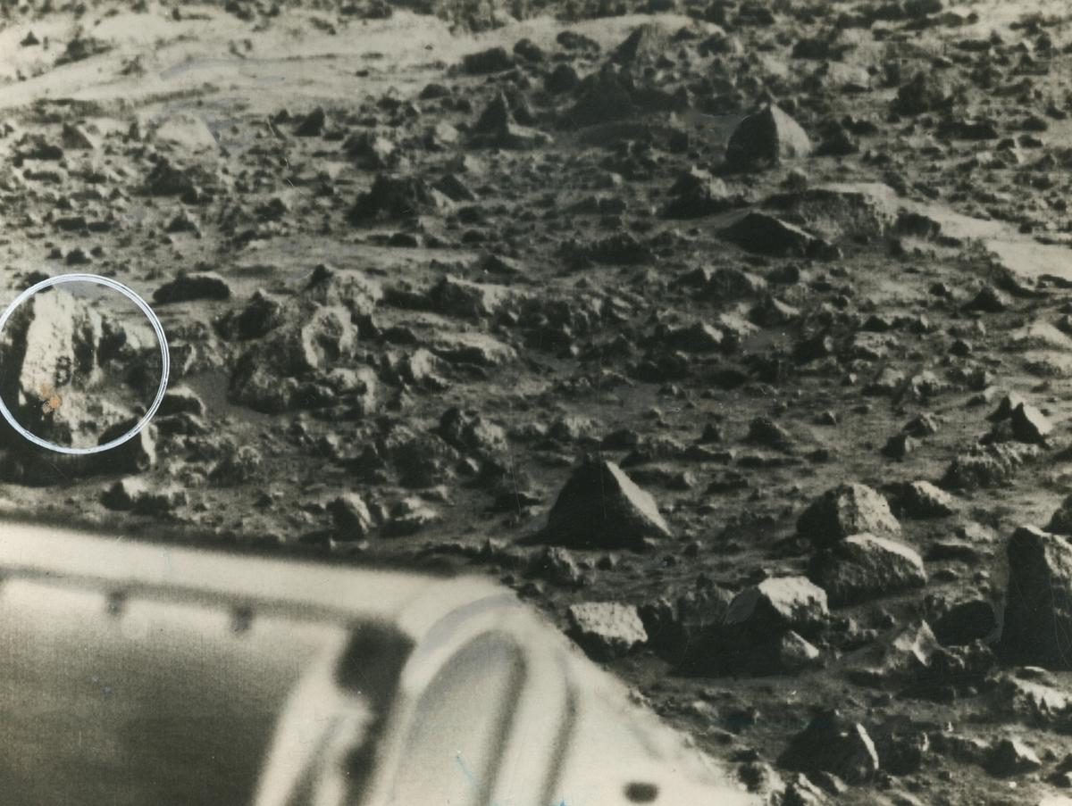 The letter “B” or perhaps the figure “8” appears to have been etched into the Mars rock at the left edge of this picture taken on July 21, 1976 by the Viking 1 lander. It is believed to be an illusion caused by weathering processes and the angle of the sun as it illuminated the scene for the spacecraft camera. The object at lower left is the housing containing the surface sampler scoop. The letter “B” or perhaps the figure “8” appears to have been etched into the Mars rock at the left edge of this picture taken on July 21, 1976 by the Viking 1 lander. It is believed to be an illusion caused by weathering processes and the angle of the sun as it illuminated the scene for the spacecraft camera. The object at lower left is the housing containing the surface sampler scoop.